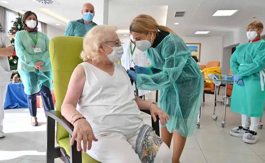 Pilar, primera persona en vacunarse contra el Covid-19 en Andaluc&iacute;a