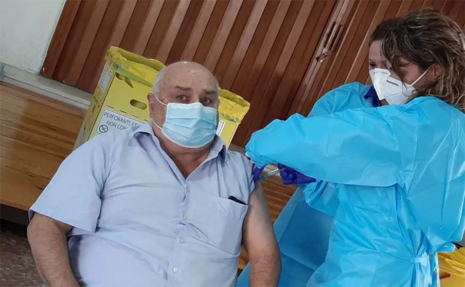 Esteban, primera persona en vacunarse contra el Covid-19 en la provincia de C&aacute;diz