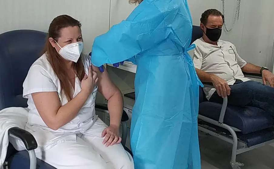 Silvia y Salvador, primeros sanitarios en vacunarse contra el Covid-19 en la provincia de C&aacute;diz