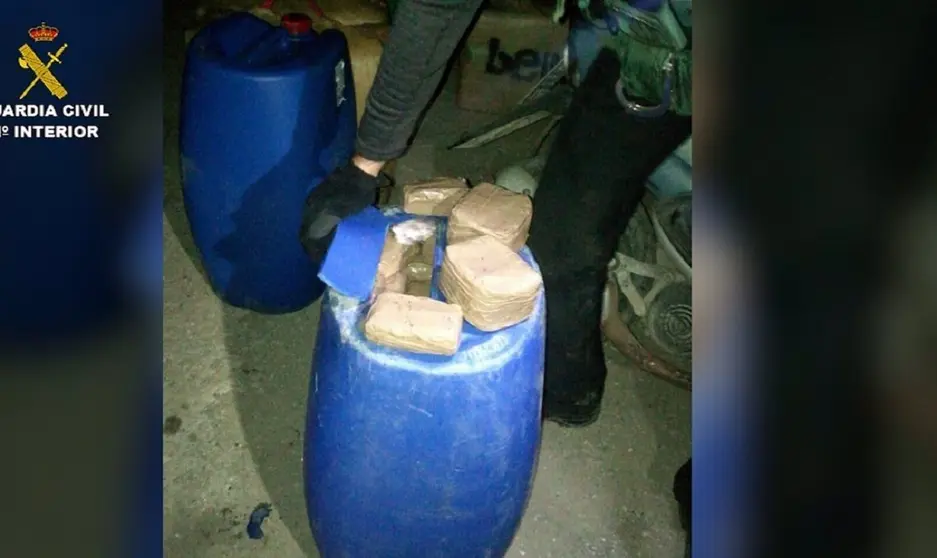 28/12/2020 M&aacute;laga.- Sucesos.- Detienen a ocho personas e intervienen m&aacute;s de 1.500 kilogramos de hach&iacute;s en las costas de Nerja.

La Guardia Civil de M&aacute;laga y Granada con apoyo de OCON-Sur en un  dispositivo realizado en las costas de la localidad malague&ntilde;a de Nerja ha conseguido abortar un alijo de droga y detener a ocho personas, incaut&aacute;ndose de 1.535 kilogramos de hach&iacute;s.

SOCIEDAD ANDALUC&Iacute;A ESPA&Ntilde;A EUROPA M&Aacute;LAGA
GC