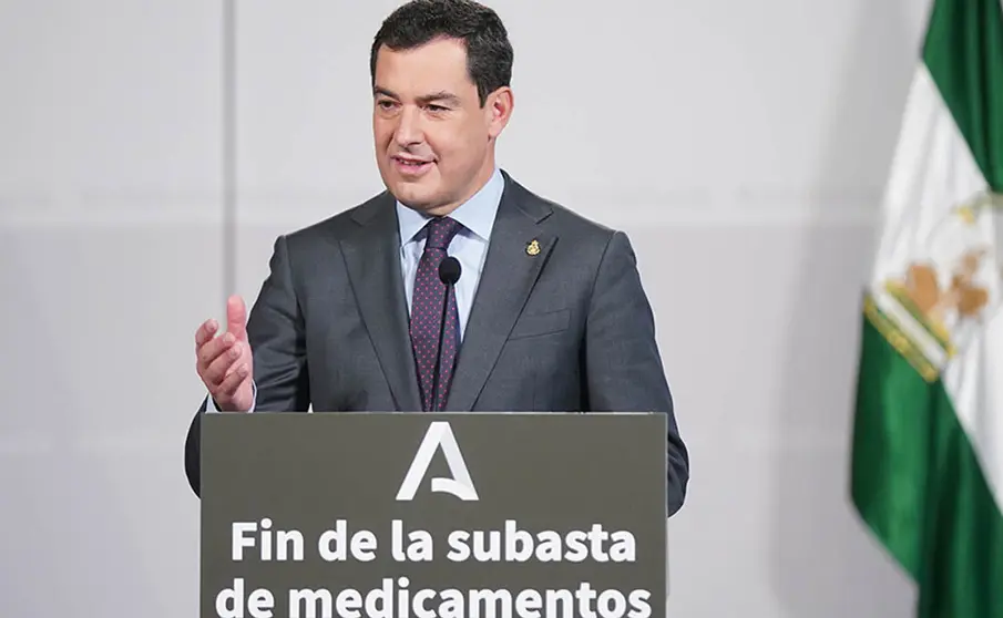 Juanma Moreno anuncia el fin de la subasta de medicamentos