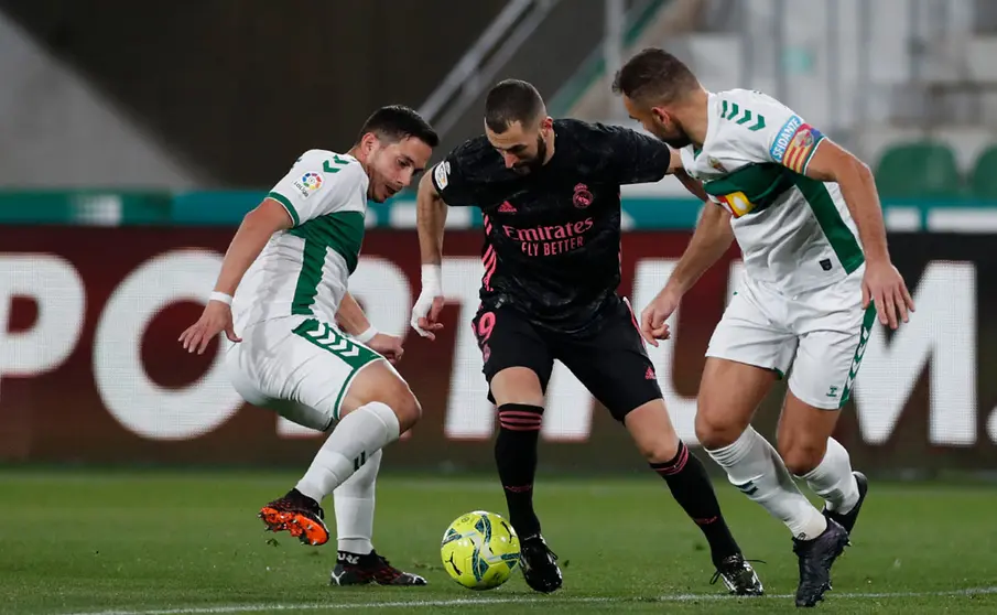 Benzema trata de marcharse de dos rivales