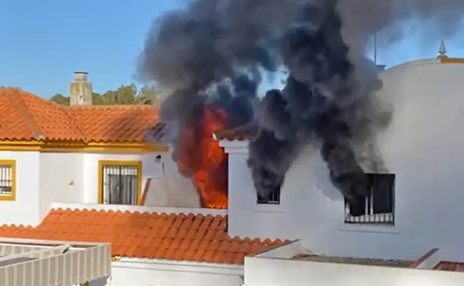 Vivienda en llamas en Estella del Marqu&eacute;s, Jerez de la Frontera | EL MIRA
