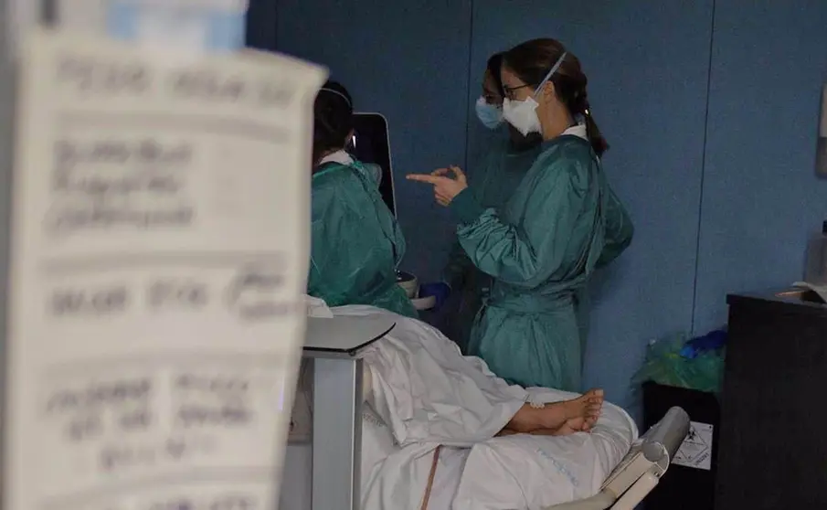 Personal sanitario visita a un paciente ingresado en la Unidad de Cuidados Intensivos | David Zorrakino - Europa Press