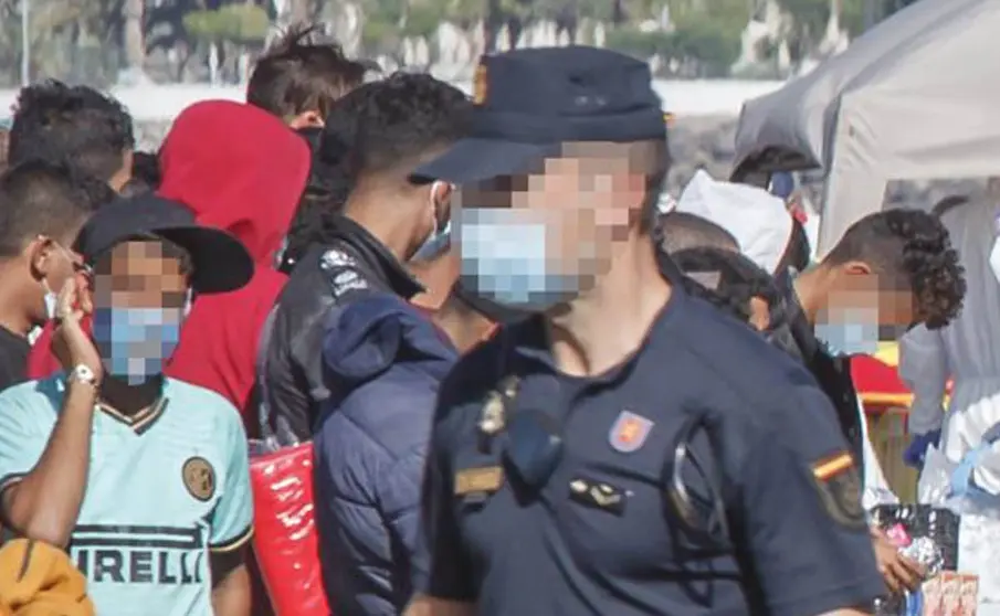 Polic&iacute;a nacional en el muelle de Arguineguin donde fueron atendidos los inmigrantes que llegaban a las Islas Canarias | Europa Press