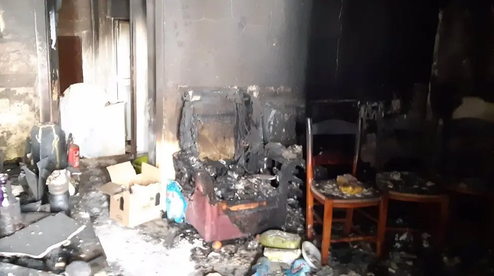 05/01/2021 Vivienda incendiada en la calle La Corta, en V&eacute;lez-M&aacute;laga.

Un var&oacute;n de 62 a&ntilde;os ha fallecido por inhalaci&oacute;n de humo en la ma&ntilde;ana de este martes al incendiarse una vivienda en el municipio malague&ntilde;o de V&eacute;lez M&aacute;laga.

SOCIEDAD ANDALUC&Iacute;A ESPA&Ntilde;A EUROPA M&Aacute;LAGA
DIPUTACI&Oacute;N DE M&Aacute;LAGA