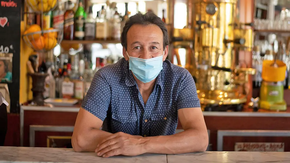 Un camarero en una foto de archivo