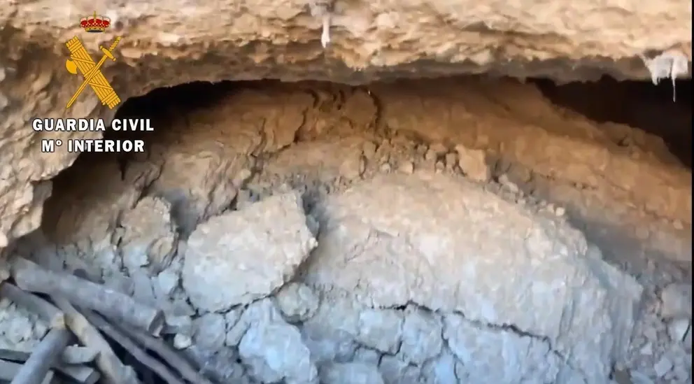 17/01/2021 Casa cueva derrumbada.

La Guardia Civil ha abierto una investigaci&oacute;n tras rescatar este s&aacute;bado el cad&aacute;ver de un var&oacute;n en una casa cueva en Cortes de Baza (Granada), el cual ha sido trasladado al instituto de medicina legal (IML) de Granada capital.

SOCIEDAD ANDALUC&Iacute;A ESPA&Ntilde;A EUROPA GRANADA
GUARDIA CIVIL