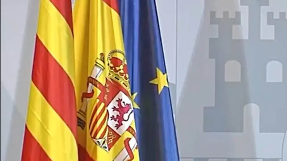 Bandera catalana en la rueda de prensa de Salvador Illa