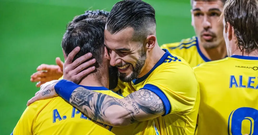 &Aacute;lvaro Negreso abraza a Alberto Perea