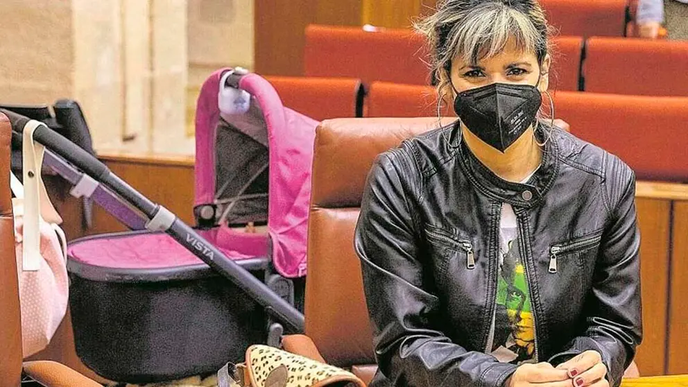 Teresa Rodr&iacute;guez y su beb&eacute; en el Parlamento de Andaluc&iacute;a | Foto: EFE 