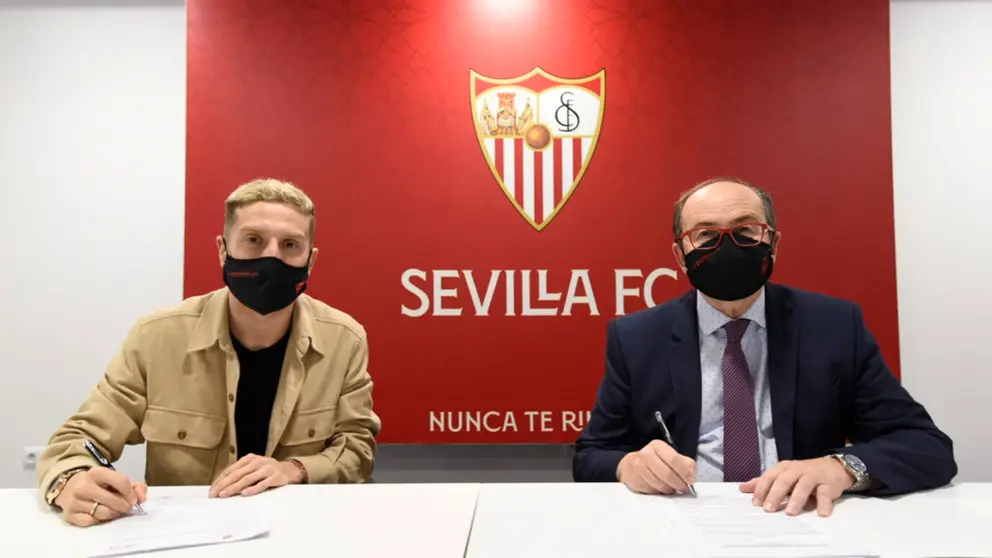 Papu G&oacute;mez firma con el Sevilla FC