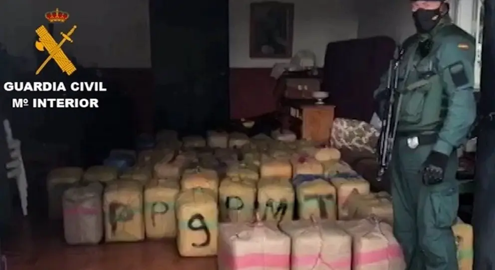 01/02/2021 Un agente de la Guardia Civil custodia los kilogramos incautados en la operaci&oacute;n Impasible desarrollada en M&aacute;laga y C&aacute;diz.

La Guardia Civil, en el marco de la denominada Operaci&oacute;n 'Impasible', ha desmantelado una organizaci&oacute;n criminal que introduc&iacute;a y distribu&iacute;a grandes cantidades de hach&iacute;s por las costas de M&aacute;laga y C&aacute;diz y ha detenido a sus 36 componentes. Adem&aacute;s se han incautado 3.150 kilogramos de hach&iacute;s, una embarcaci&oacute;n y once veh&iacute;culos, seis de ellos sustra&iacute;dos, as&iacute; como sistemas de telecomunicaciones de &uacute;ltima generaci&oacute;n.

SOCIEDAD ESPA&Ntilde;A EUROPA ANDALUC&Iacute;A
GUARDIA CIVIL