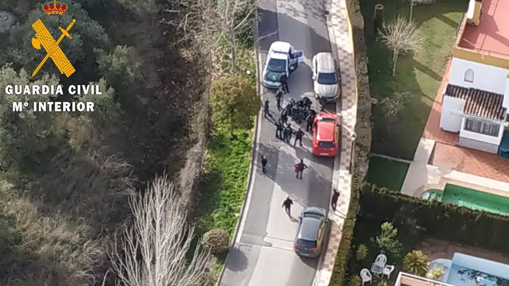 Momento de la detenci&oacute;n del var&oacute;n que ha apu&ntilde;alado a una mujer en Granada