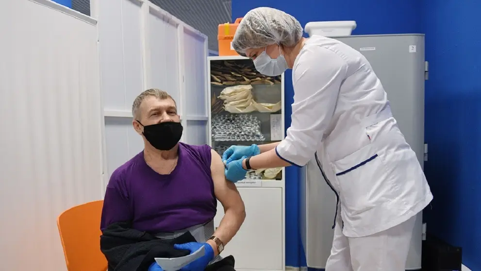 Una persona recibe la vacuna contra el Coronavirus