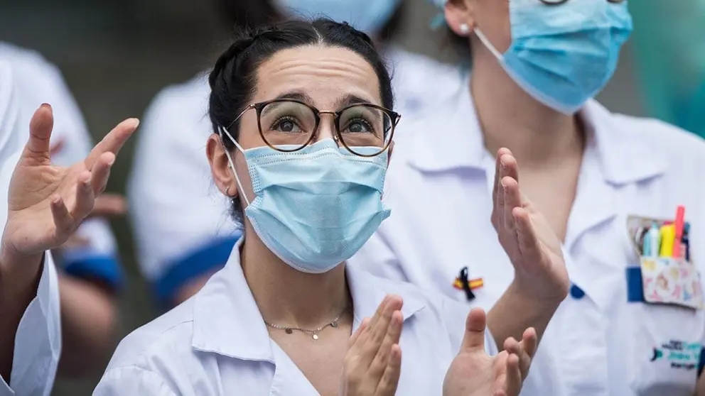 Sanitaria aplaudiendo durante la pandemia del Covid-19./ Europa Press
