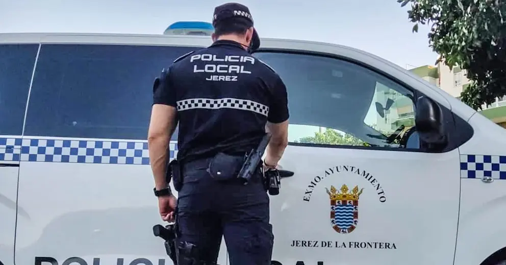 Un agente de la Polic&iacute;a Local | Archivo
