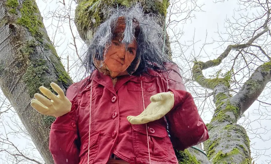 Mu&ntilde;eca ahorcada con la cara de Carmen Calvo | elcomun.es