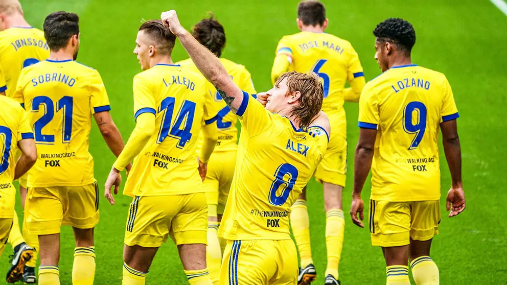 Alex Fern&aacute;ndez celebra su gol del empate en el FC Barcelona - C&aacute;diz CF