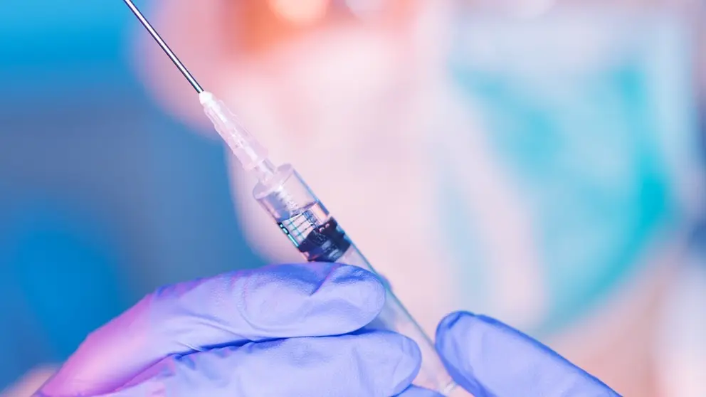 Sanitario preparado para vacunar con AstraZeneca