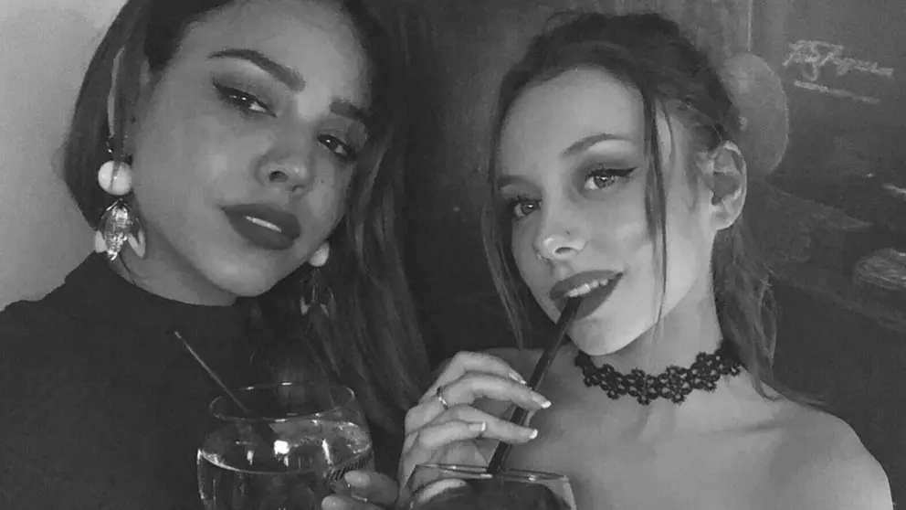 Danna Paola y Ester Exp&oacute;sito