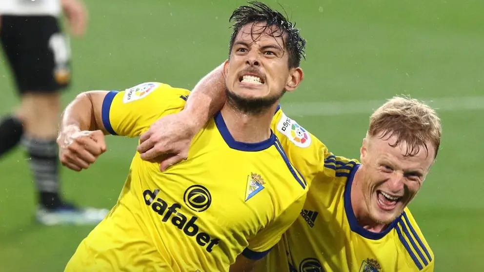 Marcos Mauro anota el gol de la victoria para el C&aacute;diz CF ante el Valencia CF