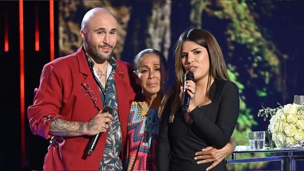 Isabel Pantoja junto a sus dos hijos