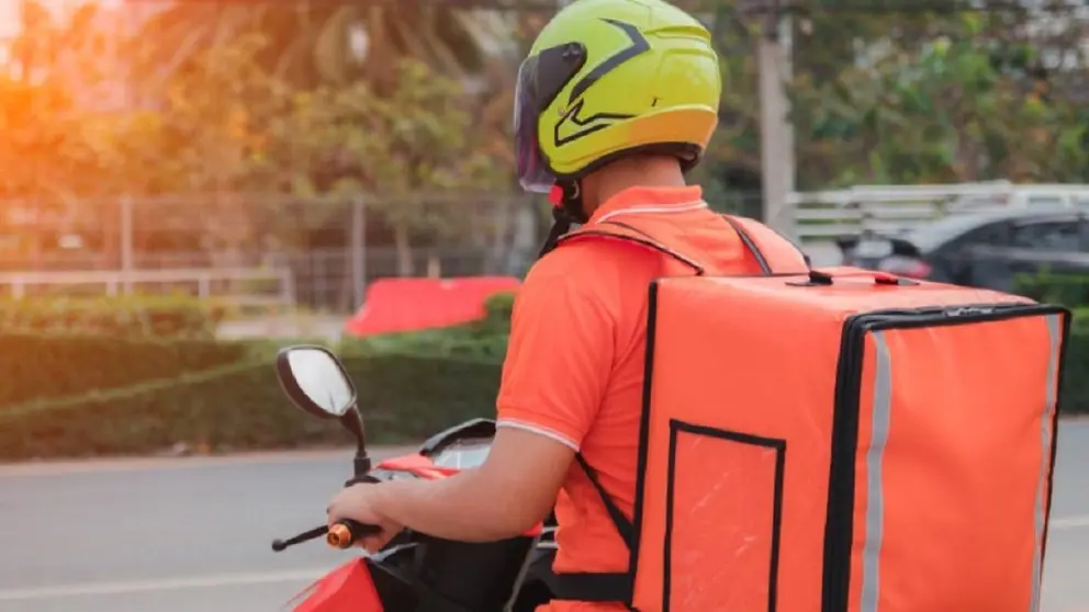 Un repartidor de comida a domicilio
