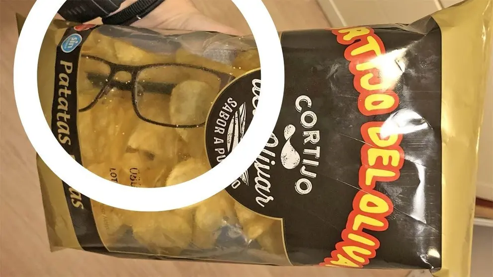 Paquete de Patatas de Cortijo del Olivar con unas gafas de vista dentro