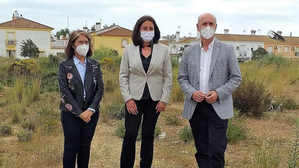 La delegada de Educaci&oacute;n en Huelva, Estela Villalba, junto al alcalde de Lepe