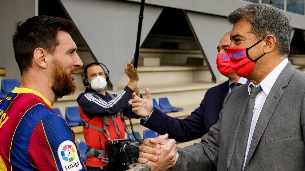 Lionel Messi y Joan Laporta durante la foto oficial del FC Barcelona 2020-21
