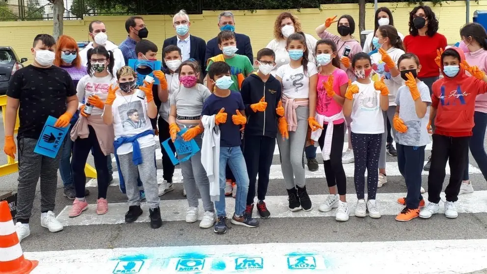 Alumnos del CEIP Federico Garc&iacute;a Lorca tras pintar los pictogramas