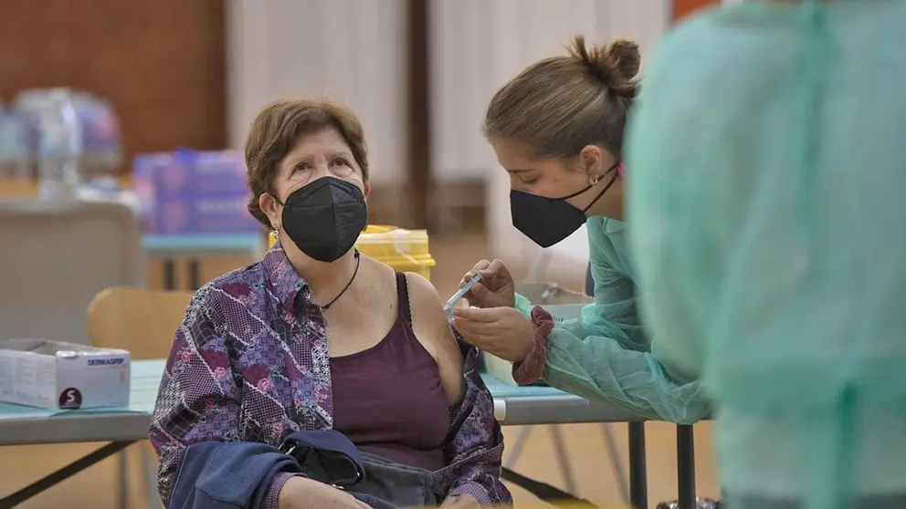 Mujer recibe la vacuna del Covid-19 en Andaluc&iacute;a | Fotograf&iacute;a de Europa Press