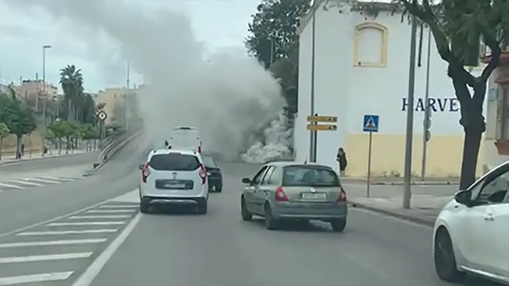 Un coche en llamas en pleno Jerez de la Frontera