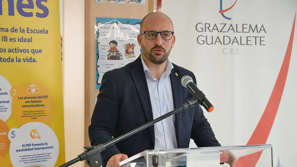 Germ&aacute;n Beardo asiste en el colegio Grazalema-Guadalete a la inauguraci&oacute;n de las bibliotecas IB 