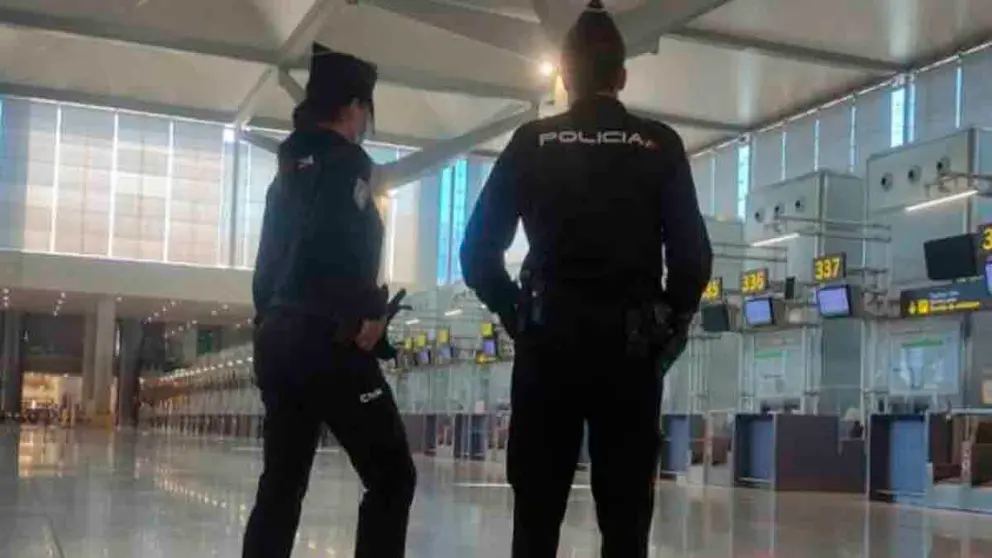 Polic&iacute;a Nacional en el aeropuerto de M&aacute;laga
