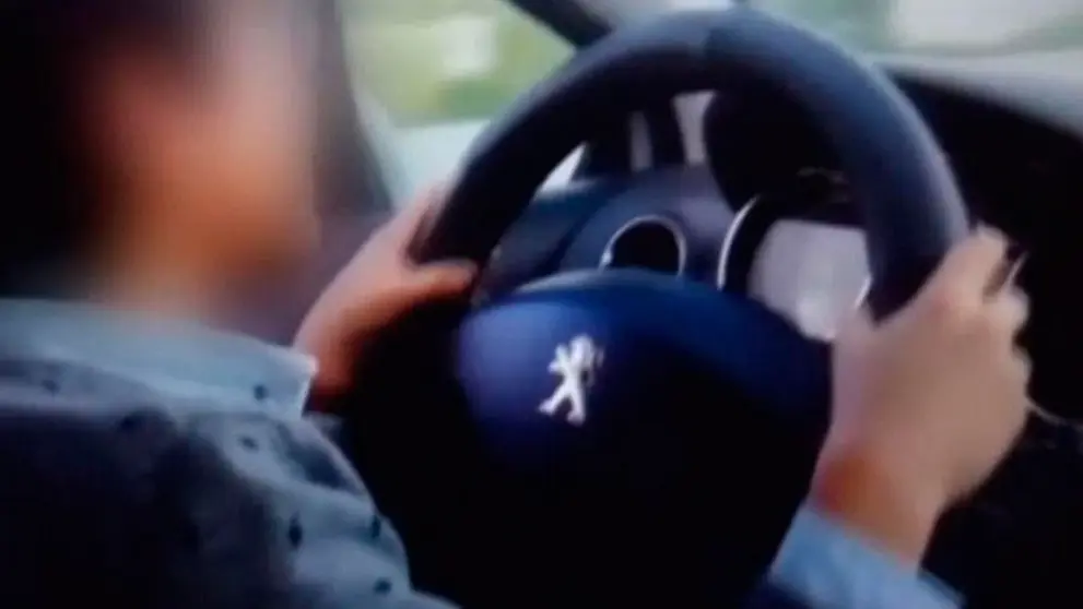 El menor fue grabado conduciendo