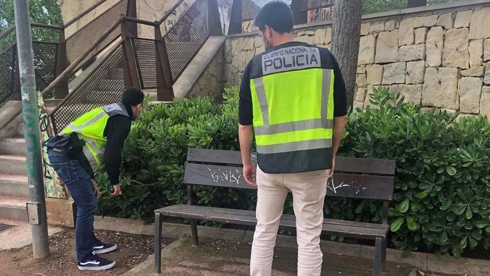 28/04/2021 Lugar de la agresi&Atilde;&sup3;n.

Agentes de la Polic&Atilde;&shy;a Nacional han detenido a trece personas, nueve menores y cuatro mayores de edad, por una presunta brutal agresi&Atilde;&sup3;n hom&Atilde;&sup3;foba a un joven al que rompieron el tabique nasal, el p&Atilde;&sup3;mulo y el f&Atilde;&copy;mur, seg&Atilde;&ordm;n ha informado Jefatura en un comunicado.

POLITICA ESPA&Atilde;&lsquo;A EUROPA COMUNIDAD VALENCIANA
JEFATURA
