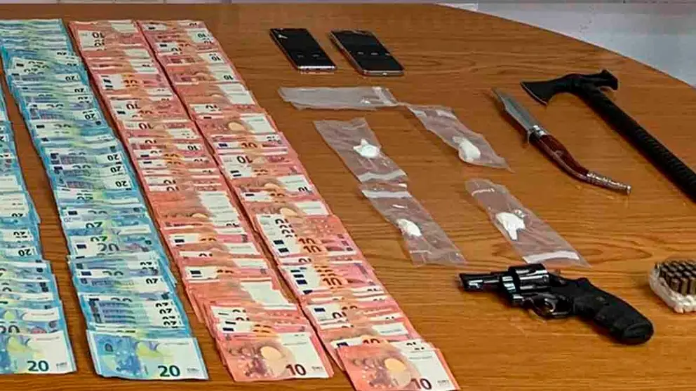 Dinero, drogas y armas incautadas en la operaci&oacute;n