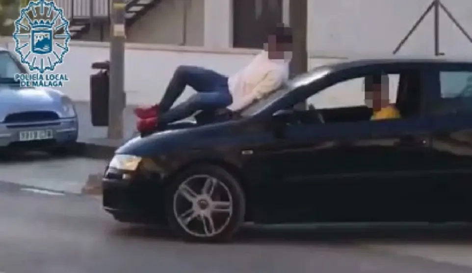 Conduciendo con un amigo en el cap&oacute; del coche