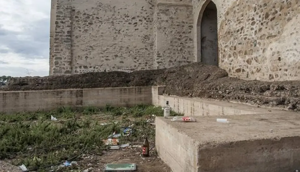 Restos de botellas en un recinto arqueol&oacute;gico
