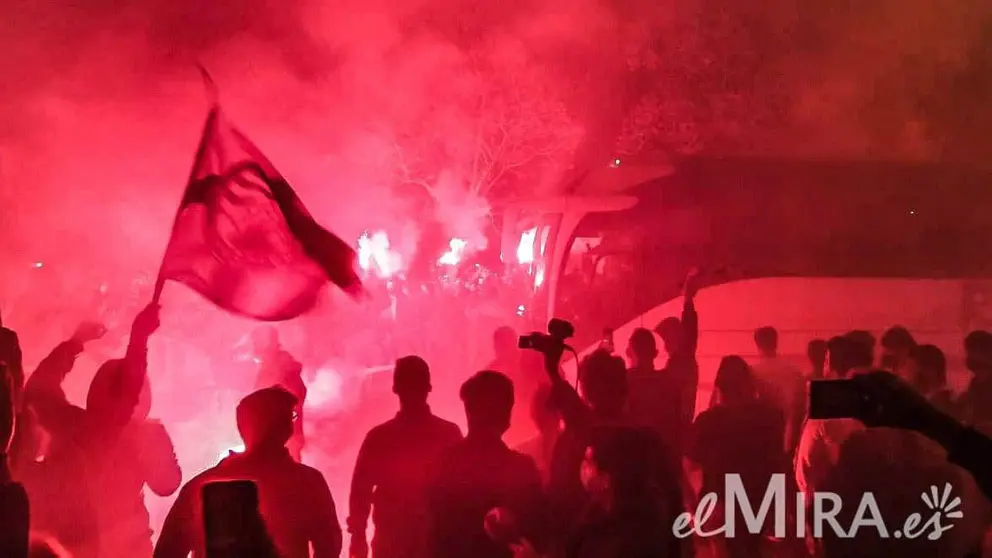 Aficionados del Xerez Deportivo FC reciben al equipo en Chap&iacute;n 