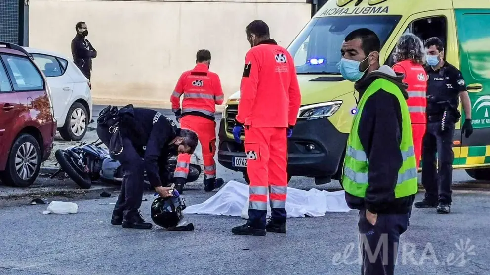 Accidente mortal de moto contra un trailer en Jerez