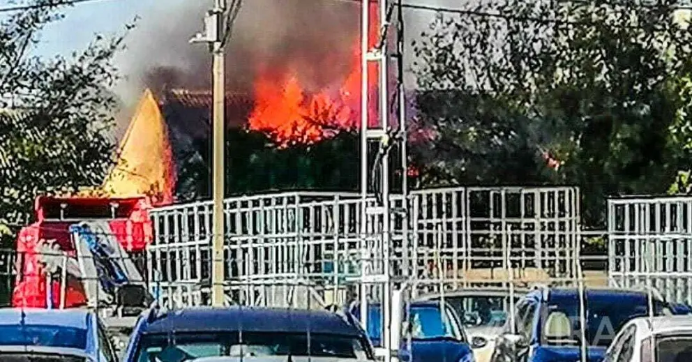 Nave de Ramos Catalina en llamas en Jerez desde los cacharritos de la Feria | El MIRA