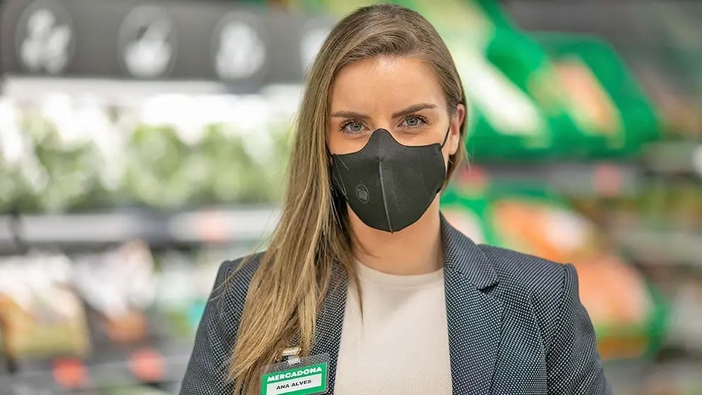 Trabajadora de Mercadona con mascarilla