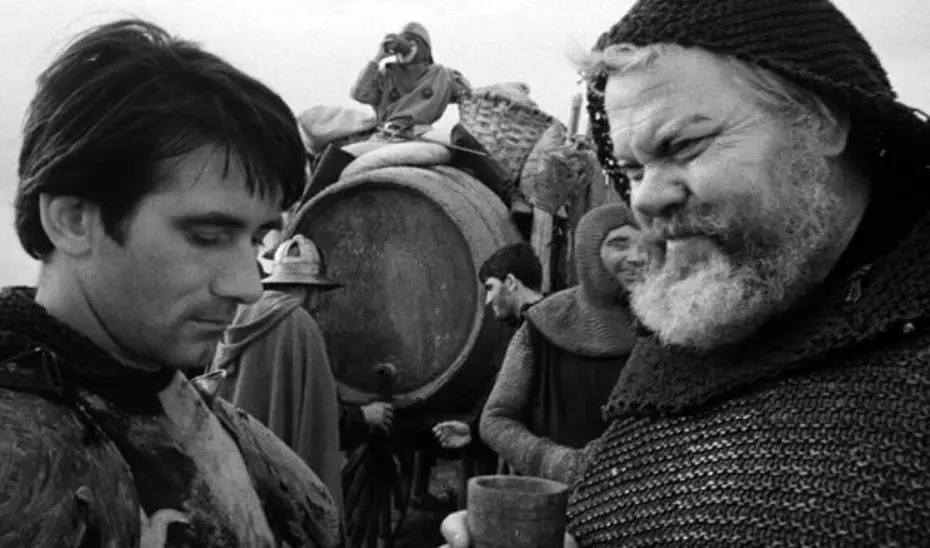 Orson Welles como Fasltaff, en la pel&iacute;cula Campanadas a medianoche, ante una bota de vino
