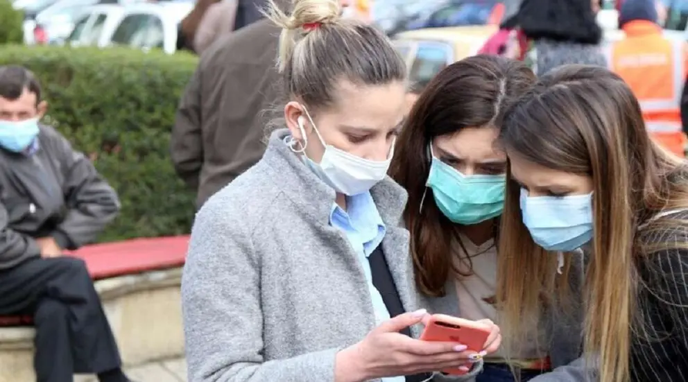 J&oacute;venes en una plaza