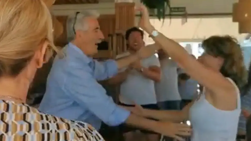 Luis Mario Aparcero, alcalde de Chipiona, de fiesta sin cumplir medidas de protecci&oacute;n anti Covid-19