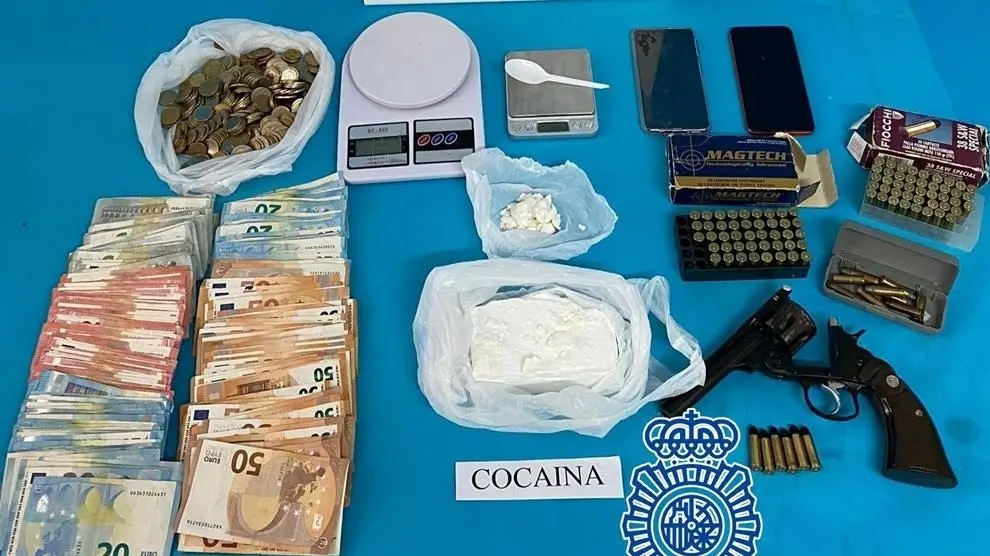 Droga, dinero y armas incautadas en la operaci&oacute;n llevada a cabo en Linares