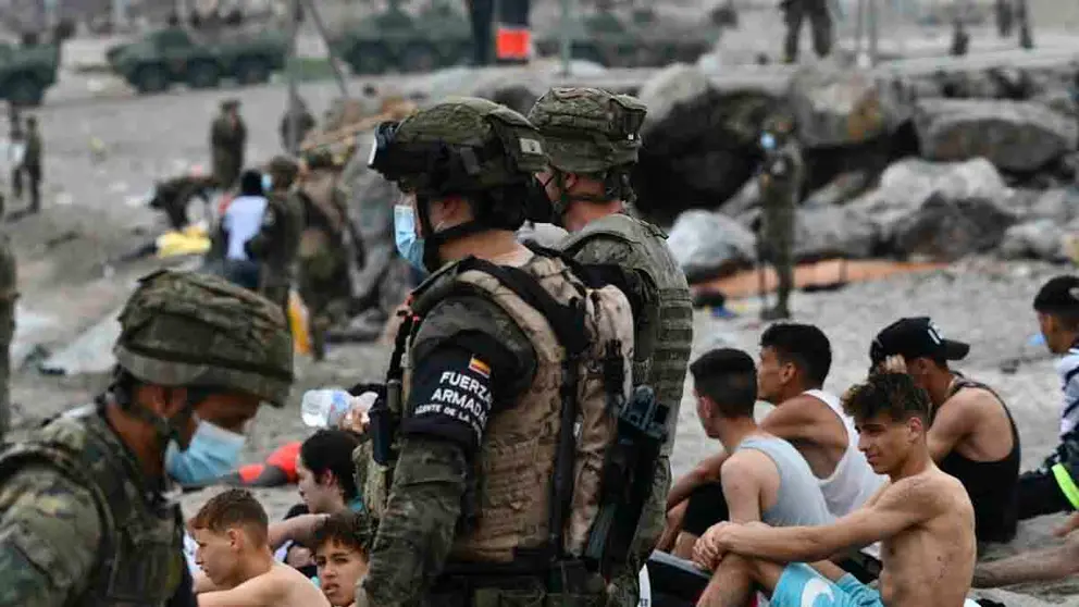 Militares del ej&eacute;rcito espa&ntilde;ol vigilan durante las devoluciones en caliente que est&aacute;n efectuando a los migrantes que han entrado en Ceuta procedente de Marruecos - ANTONIO SEMPERE - EUROPA PRESS